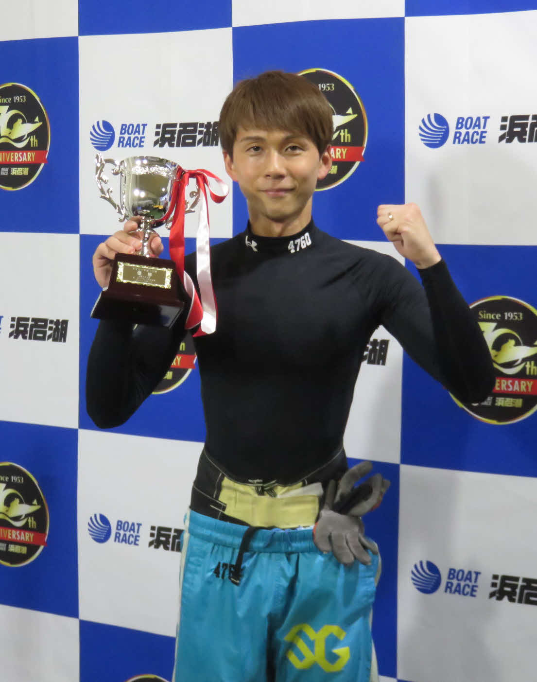 山崎郡が優勝カップを手にガッツポーズ