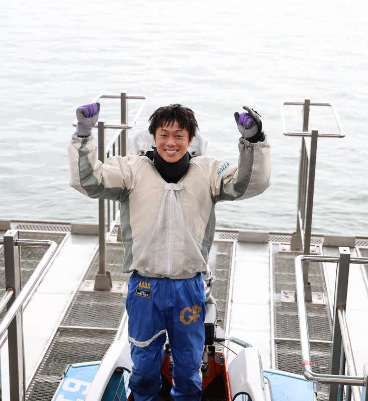 今年初優勝の丸野一樹が、笑顔でガッツポーズ