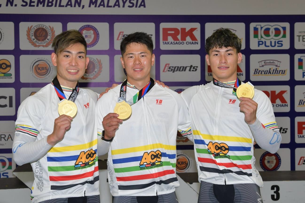男子チームスプリントで金メダルを獲得した、左から小原佑太、長迫吉拓、太田海也（提供：JCF）