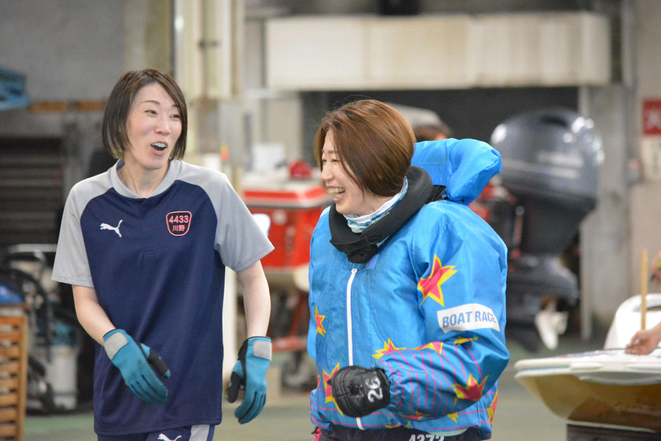 準優10Rで4カドまくりを決めた原田佑実（右）は川野芽唯と喜ぶ