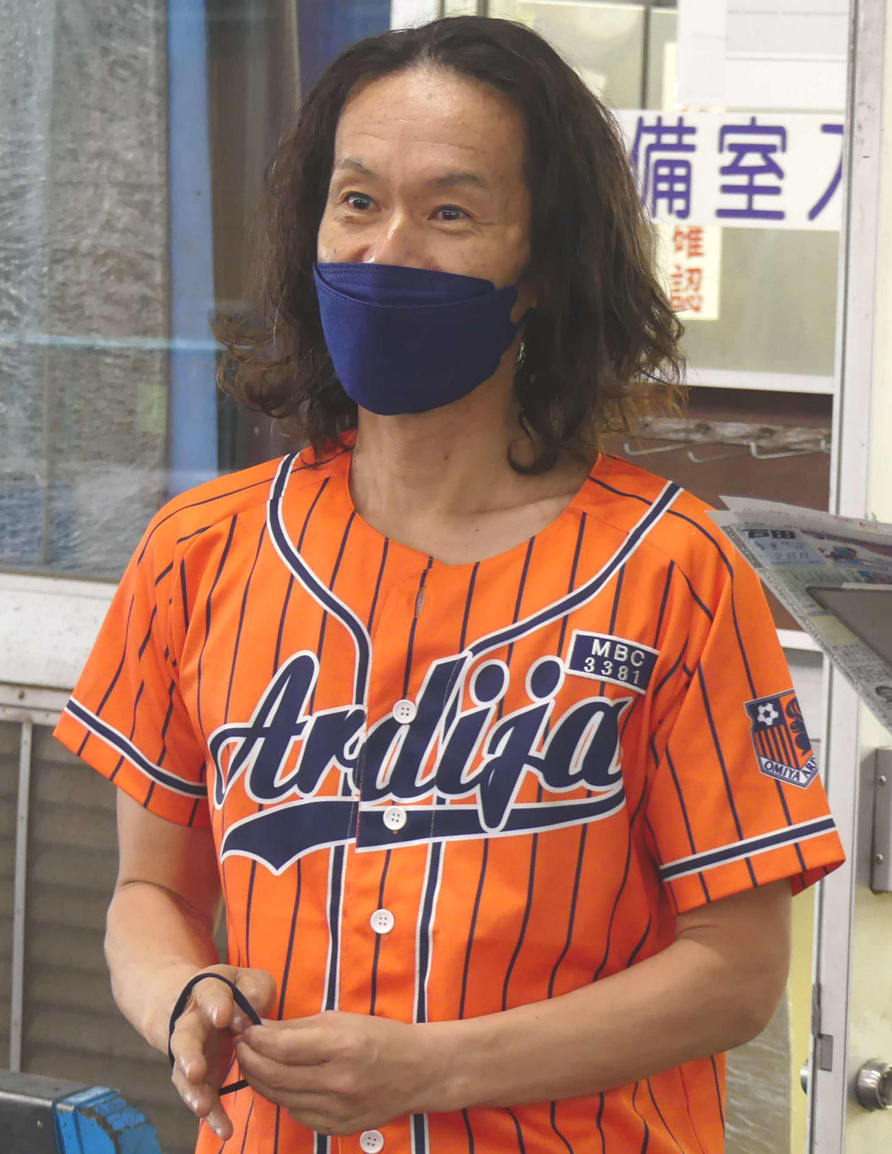 大好きな大宮アルディージャのユニフォームを着てピットで過ごす滝沢芳行
