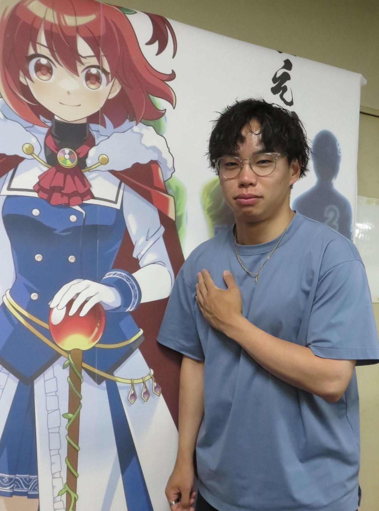 青森競輪マスコットキャラクターの側で健闘を誓う阿部架惟都（撮影・野島成浩）