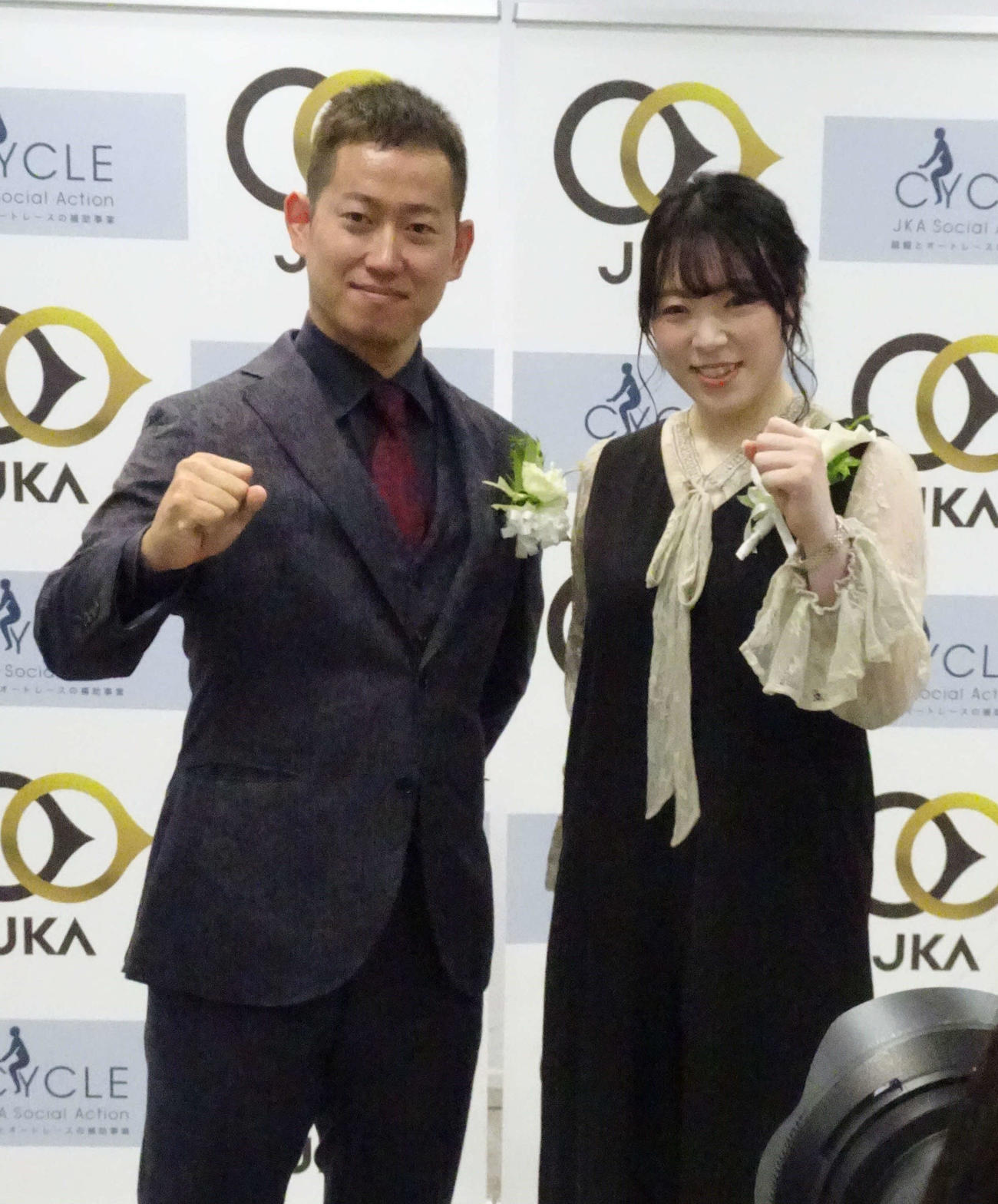 ファン投票1位の脇本雄太（左）と児玉碧衣