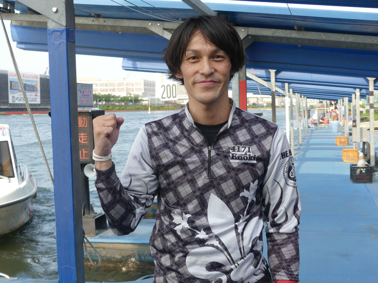 戸田初優勝の榎幸司は右手でガッツポーズ