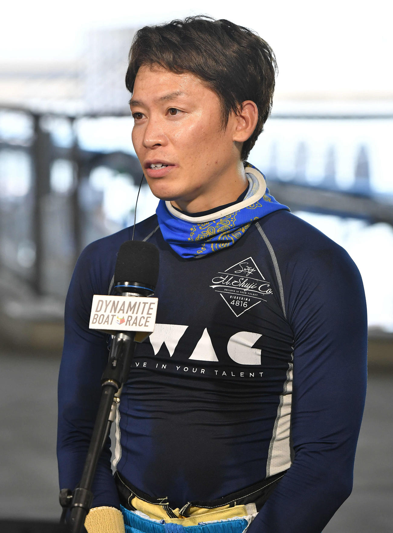 SGグランドチャンピオン1日目　2Rの勝利インタビューを受ける4816村松修二（撮影・岩下翔太）