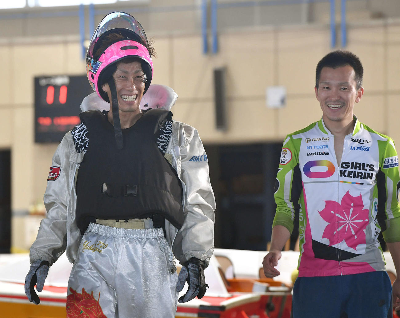 SGグランドチャンピオン2日目　10R、勝利した3779原田幸哉（左）は4371西山貴浩と笑顔で話す（撮影・岩下翔太）