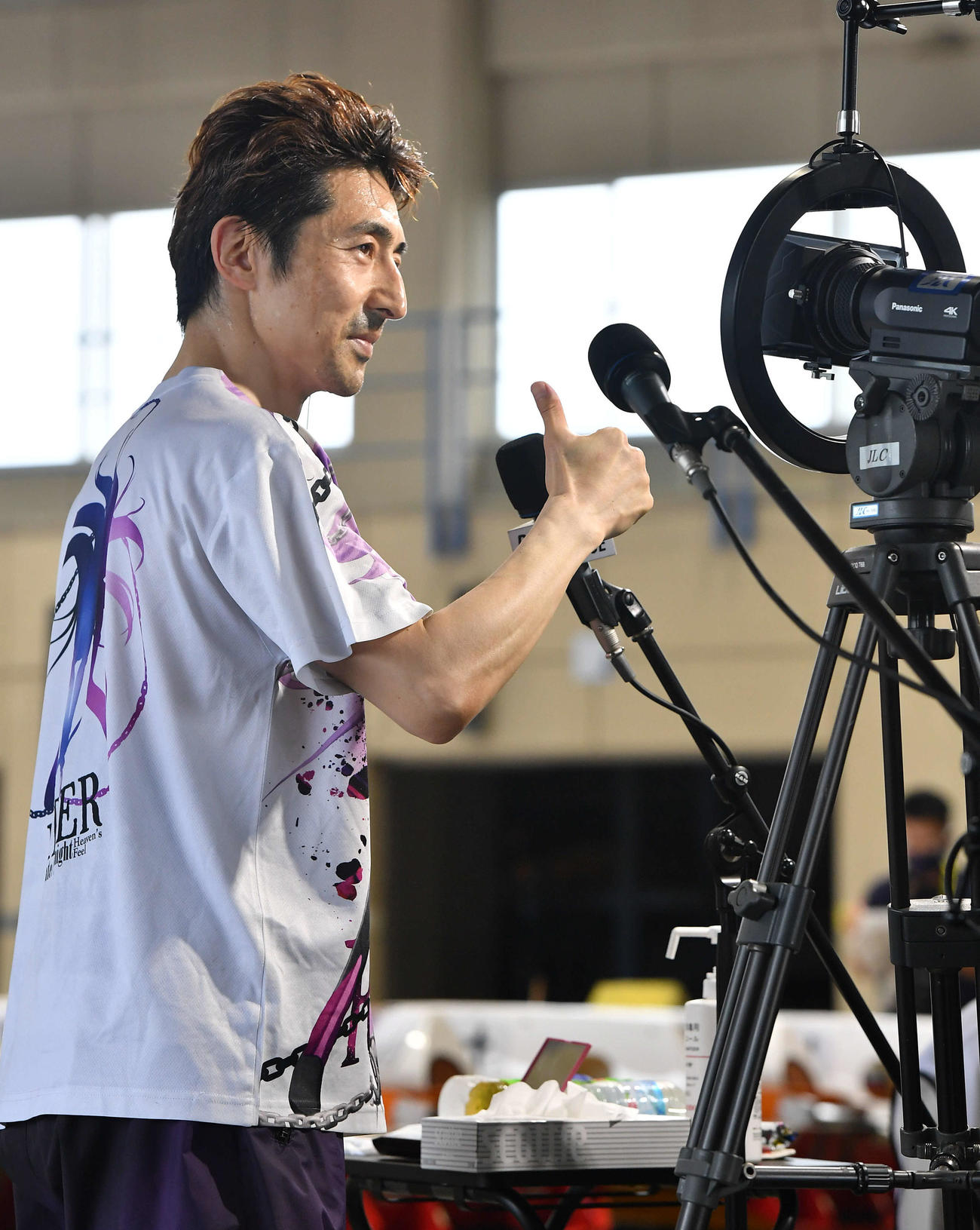 2日目9Rの勝利インタビューでサムアップポーズの徳増秀樹（撮影・岩下翔太）
