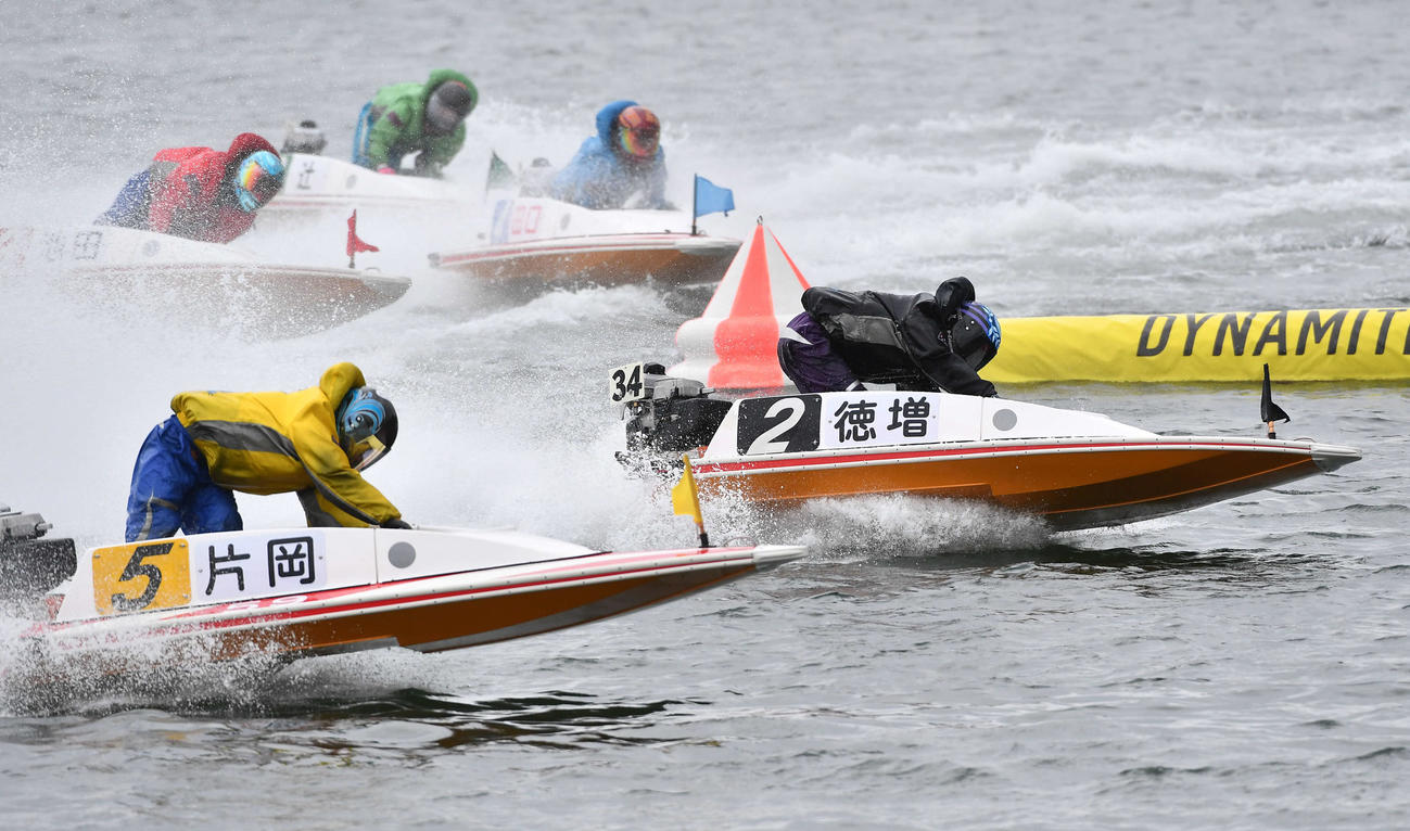 9R、1周目2マークを先頭で旋回する2号艇の徳増秀樹（撮影・岩下翔太）