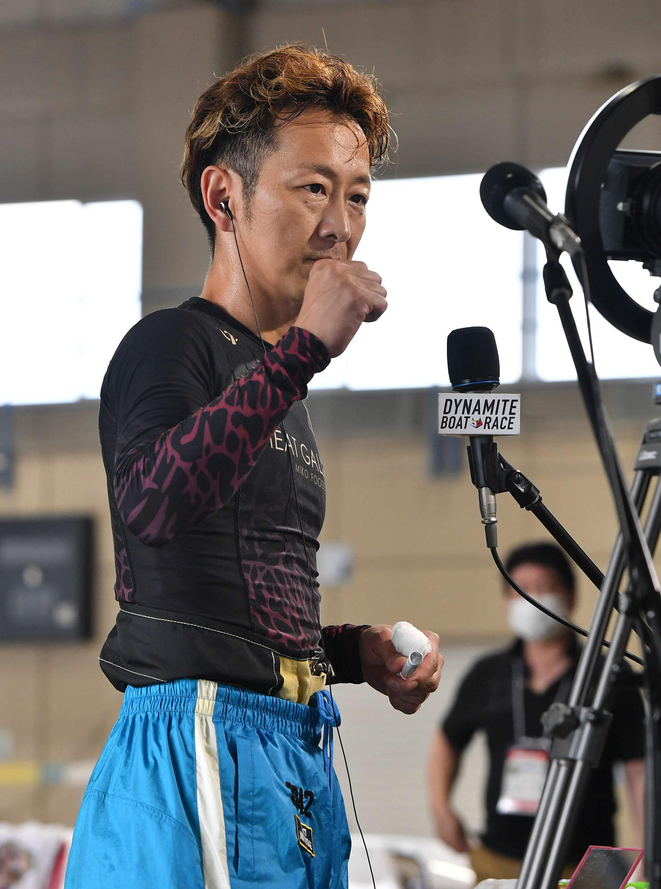 連勝の寺田祥は、勝利インタビューでカメラに向かってガッツポーズ（撮影・岩下翔太）