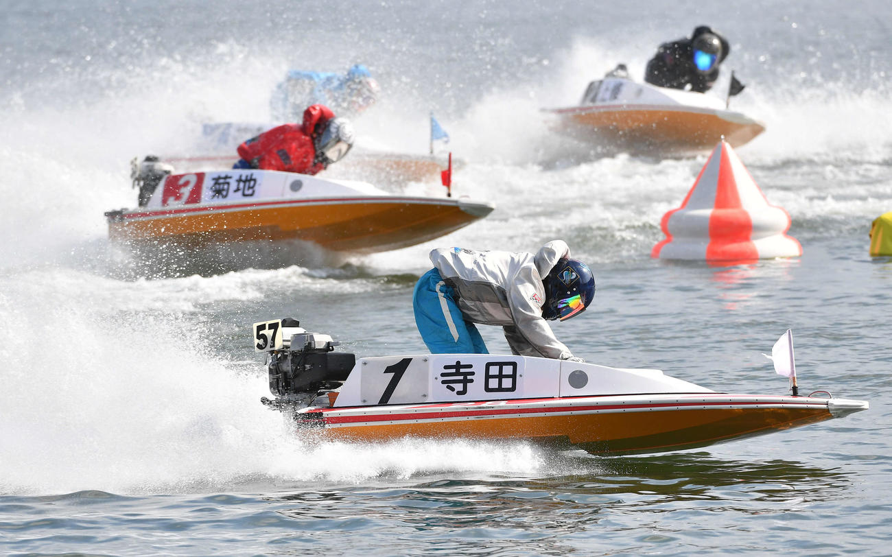 11R、1周目2マークを先頭で旋回する1号艇の寺田祥（撮影・岩下翔太）