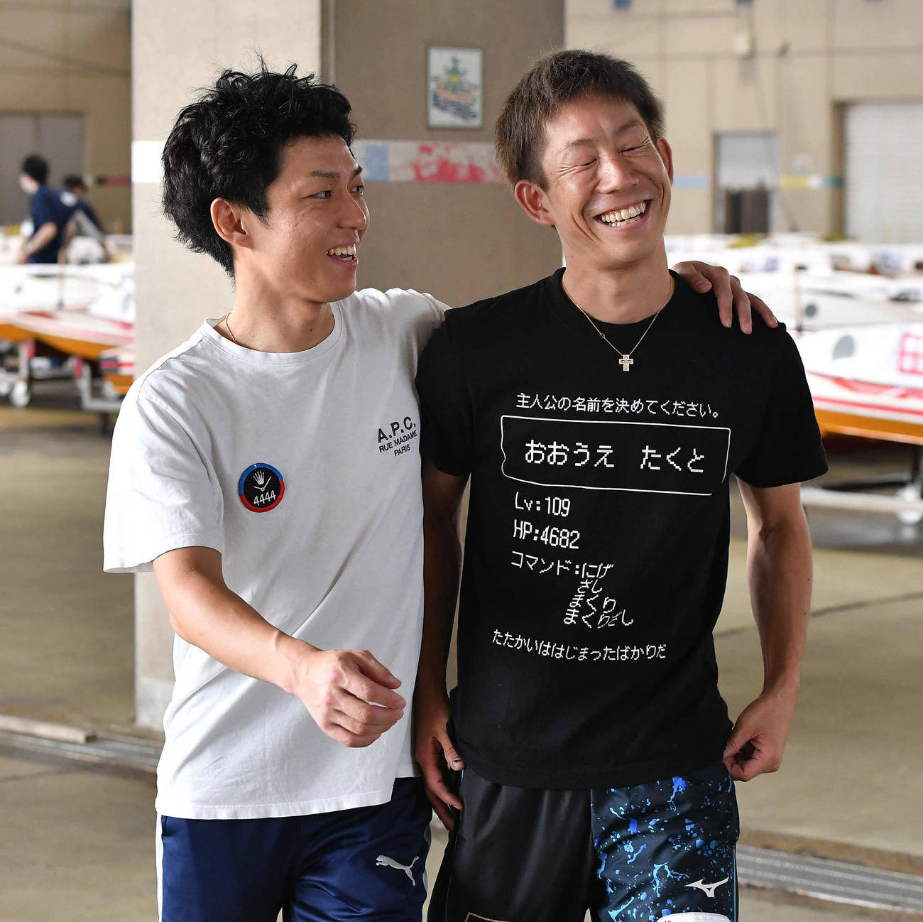 大上卓人（右）と肩を組んで談笑する桐生順平（撮影・岩下翔太）