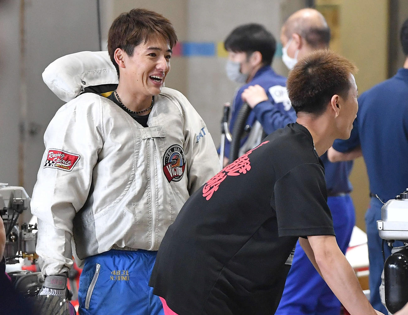 羽野直也（左）は「12」をトップ級に仕上げ優出を目指す（右は磯部誠）
