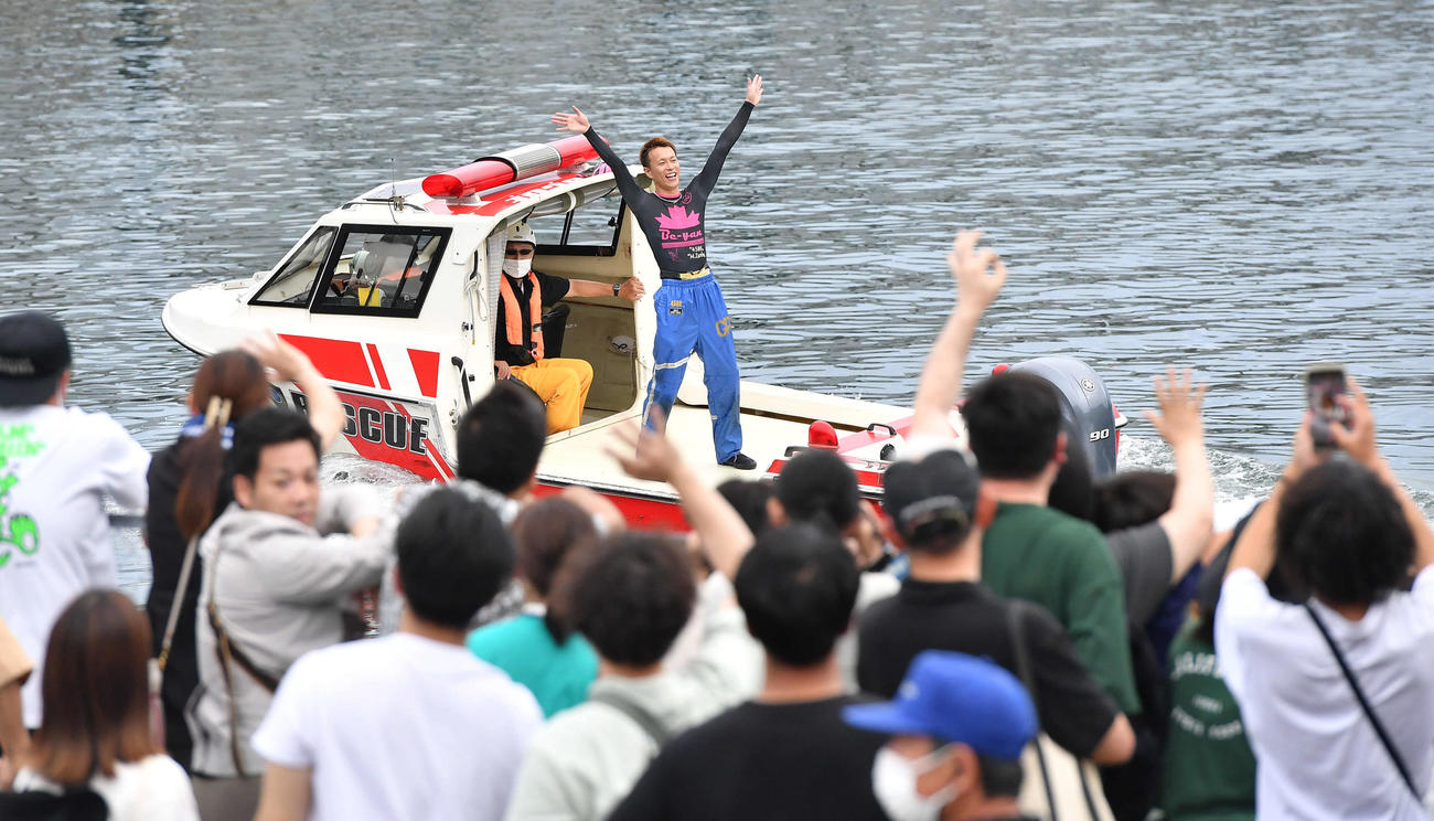 SGグランドチャンピオンで優勝し、ウイニングランで笑顔でファンに手を振る磯部誠（撮影・岩下翔太）