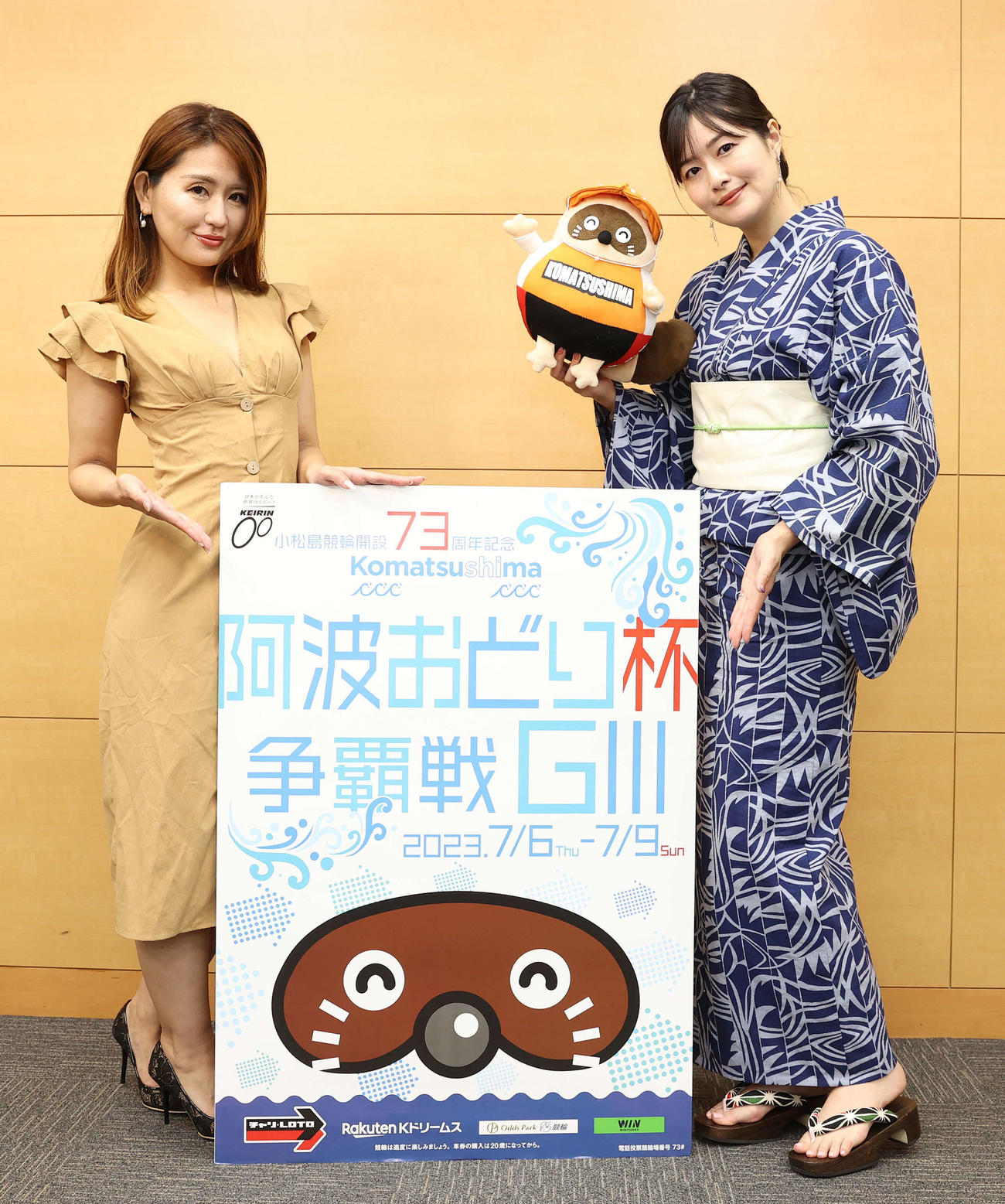 小松島競輪G3阿波おどり杯争覇戦をPRするキャンペーンガールの香澄明希さん（左）と木三原さくらさん（撮影・河野匠）