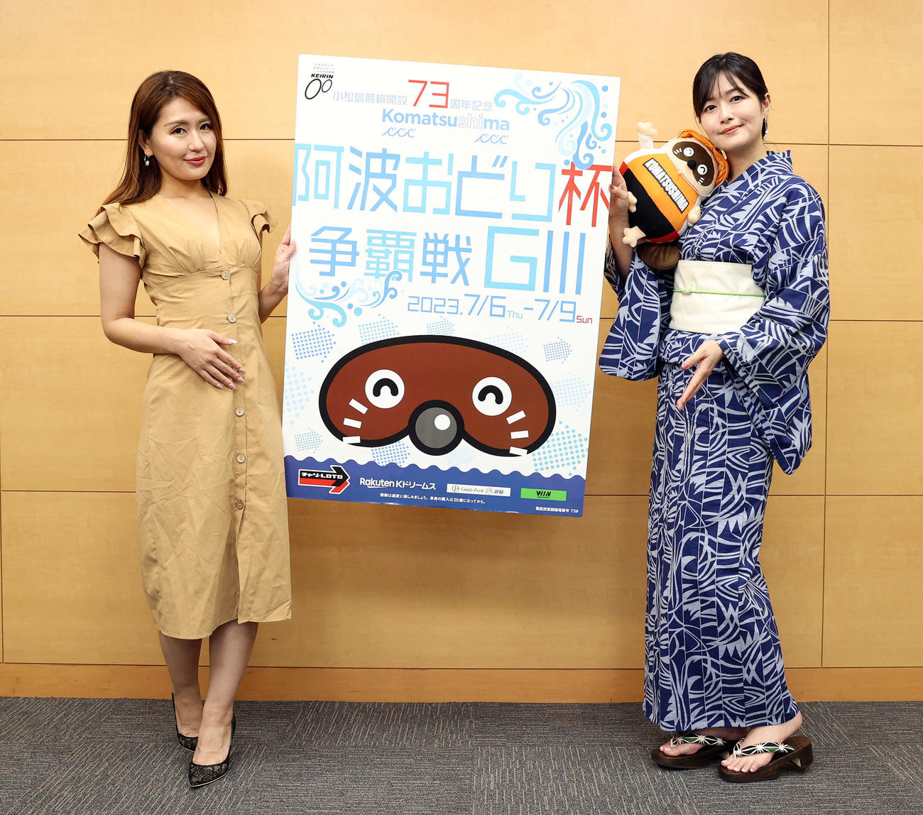 小松島競輪G3阿波おどり杯争覇戦をPRするキャンペーンガールの香澄明希さん（左）と木三原さくらさん（撮影・河野匠）