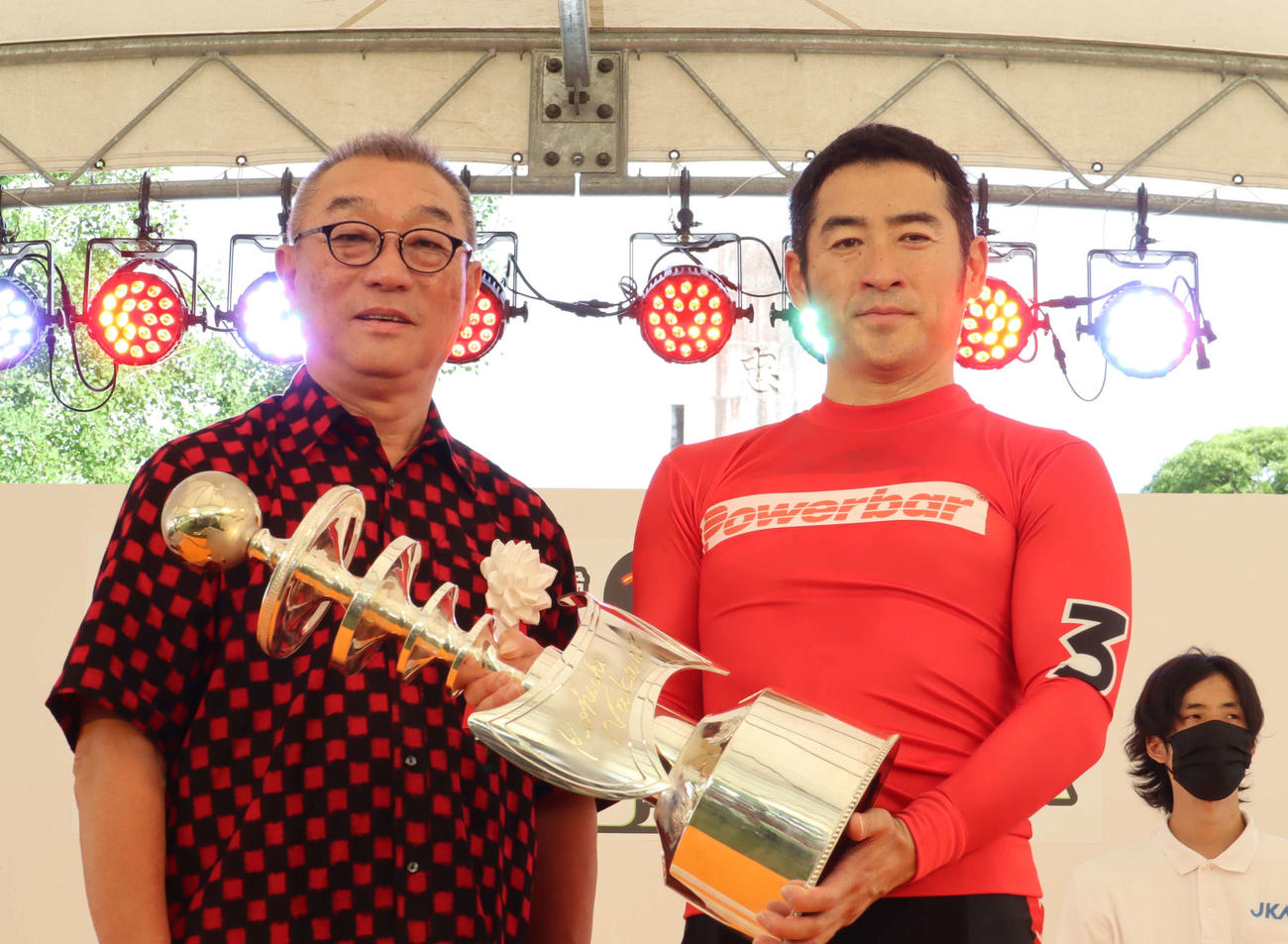 大会初制覇の成田和也は中野浩一氏（左）に祝福された