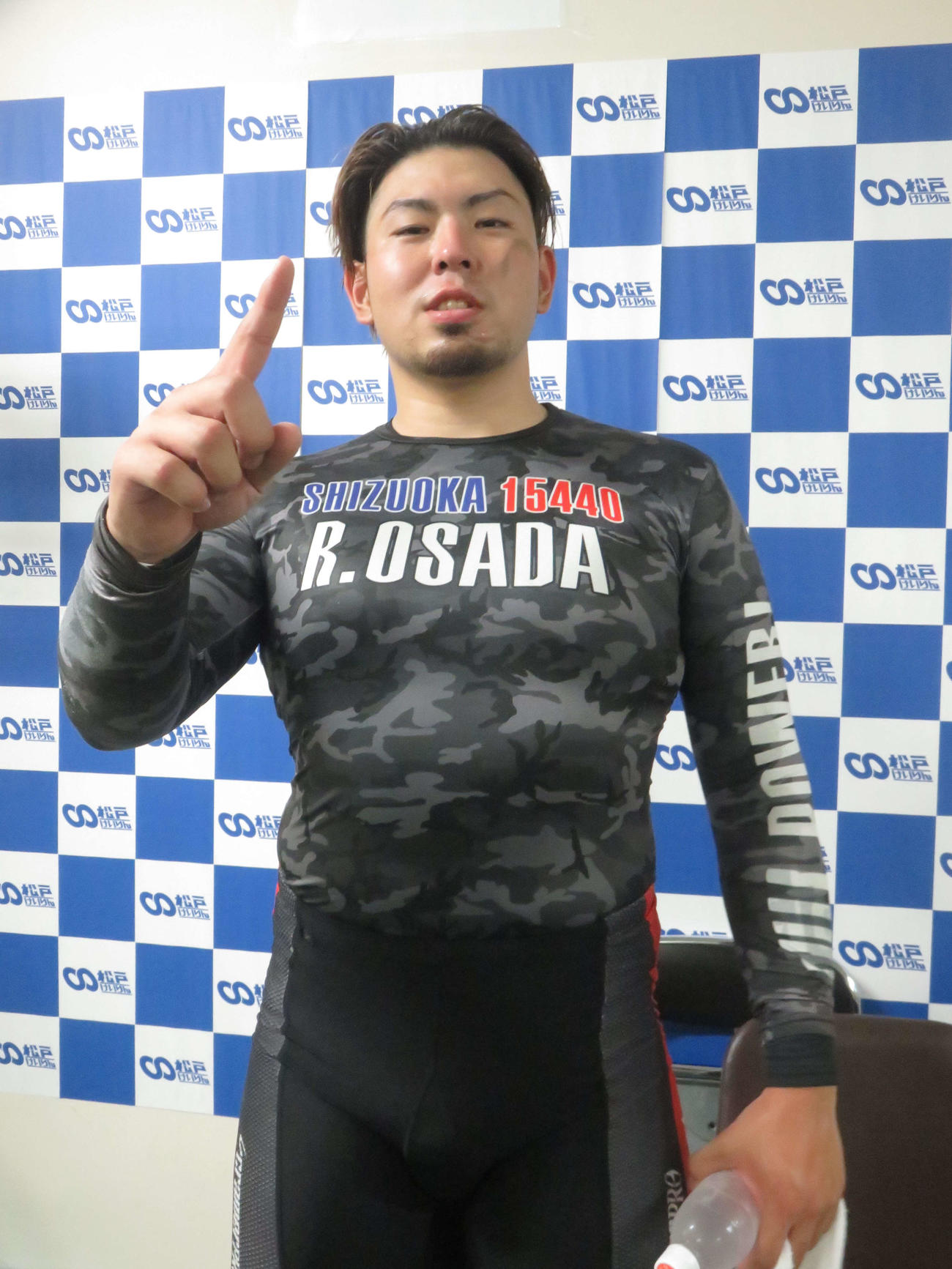 勝ち上がり戦でのS級初勝利を喜ぶ長田龍拳