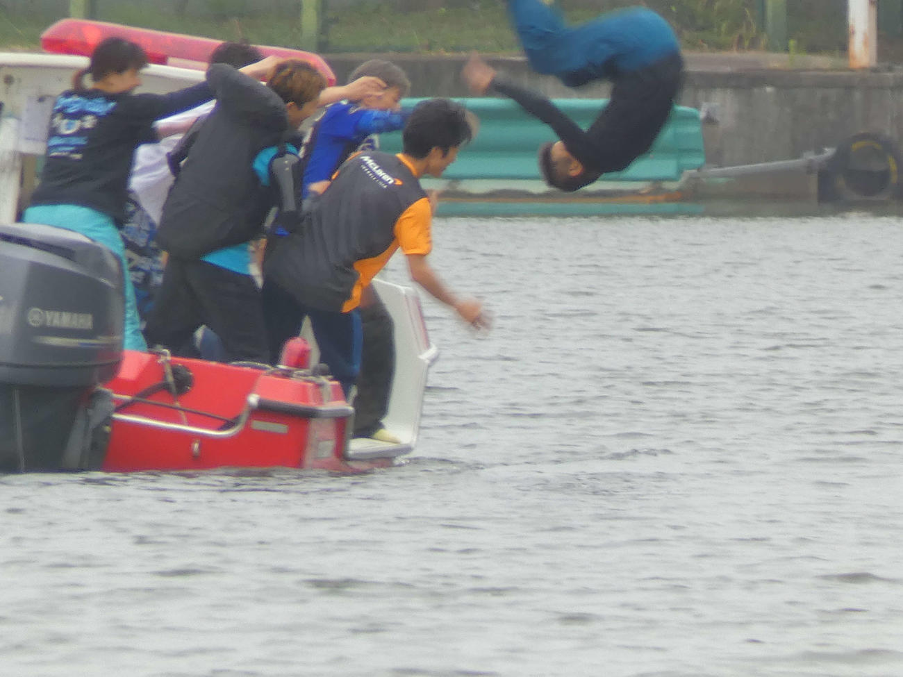 水神祭で柏野幸二がどぼん！