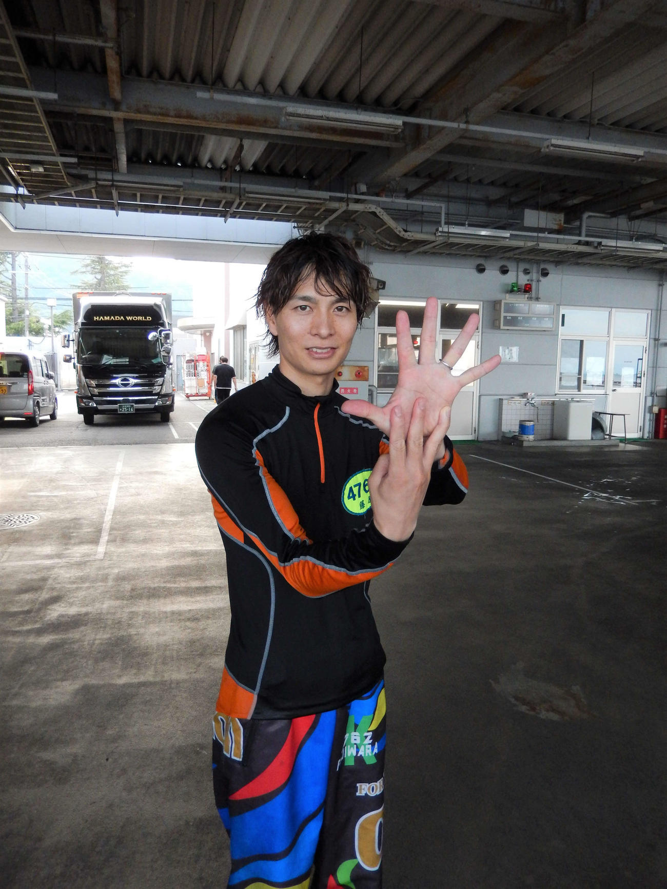 G2完全Vを決めた藤原啓史朗が、水神祭後に8連勝を指で示してアピールした