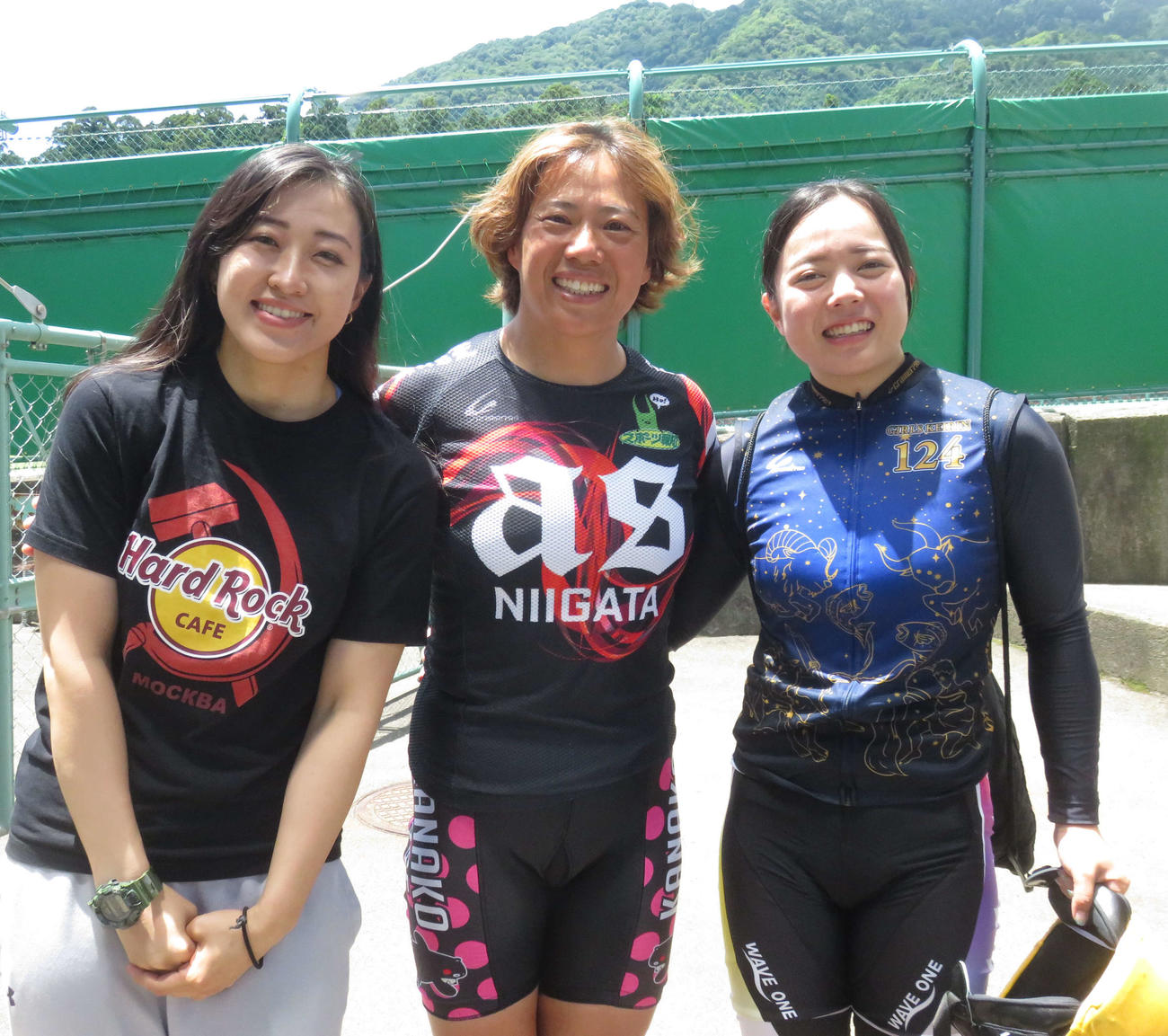 弥彦競輪　本格デビューを迎えた戸辺香奈実（左）と熊谷芽緯（右）が弥彦山をバックに加瀬加奈子と記念撮影（撮影・野島成浩）
