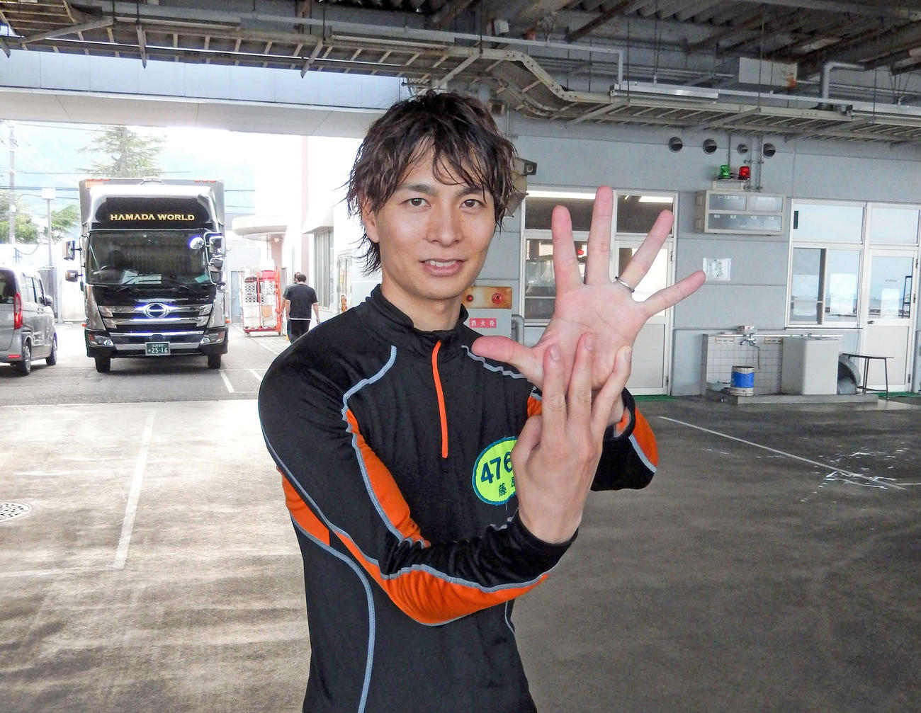 G2完全Vを決めた藤原啓史朗が、水神祭後に8連勝を指で示してアピールした