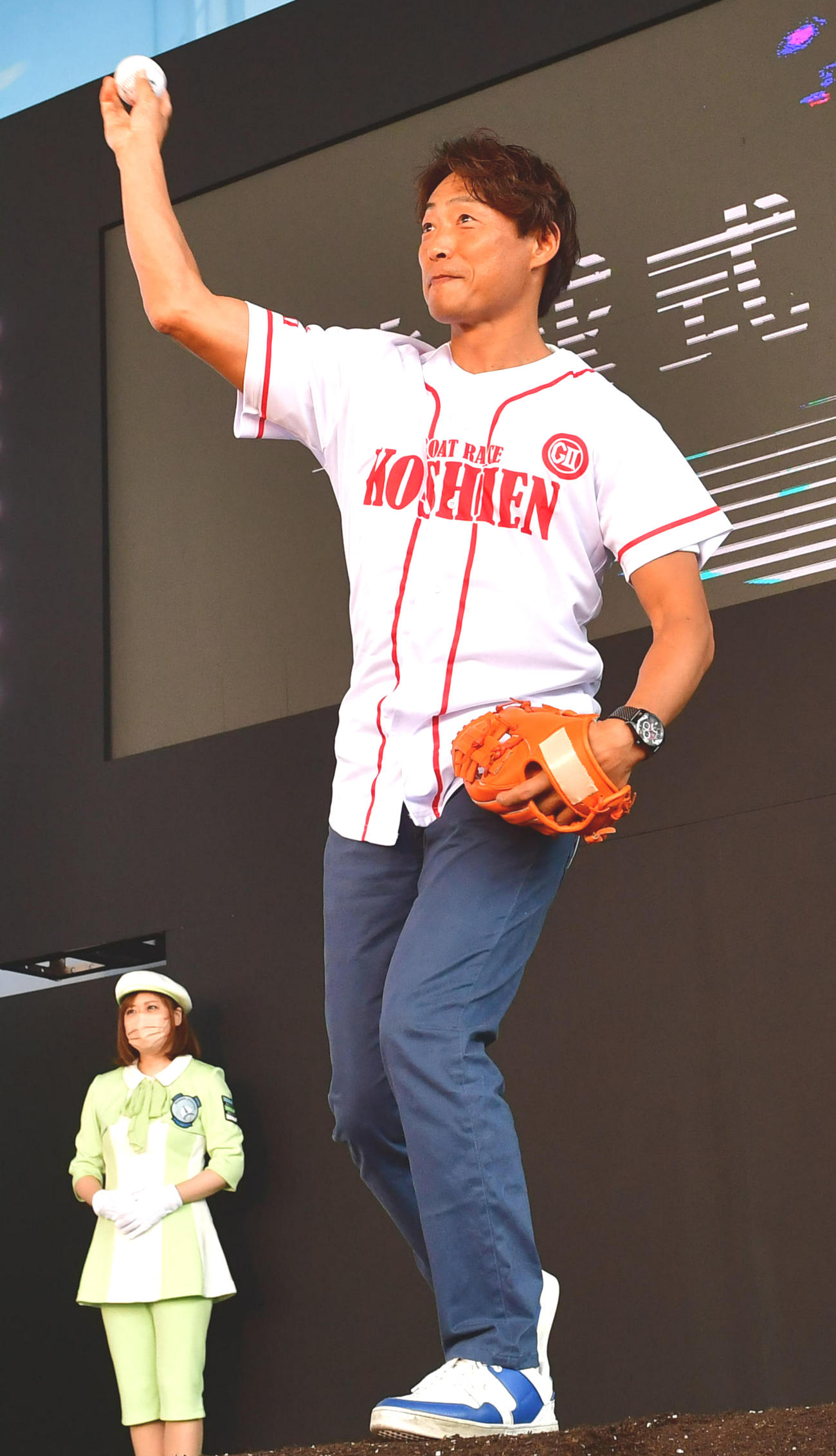 オープニングセレモニーで始球式を行った本紙評論家の桧山進次郎氏（撮影・前岡正明）