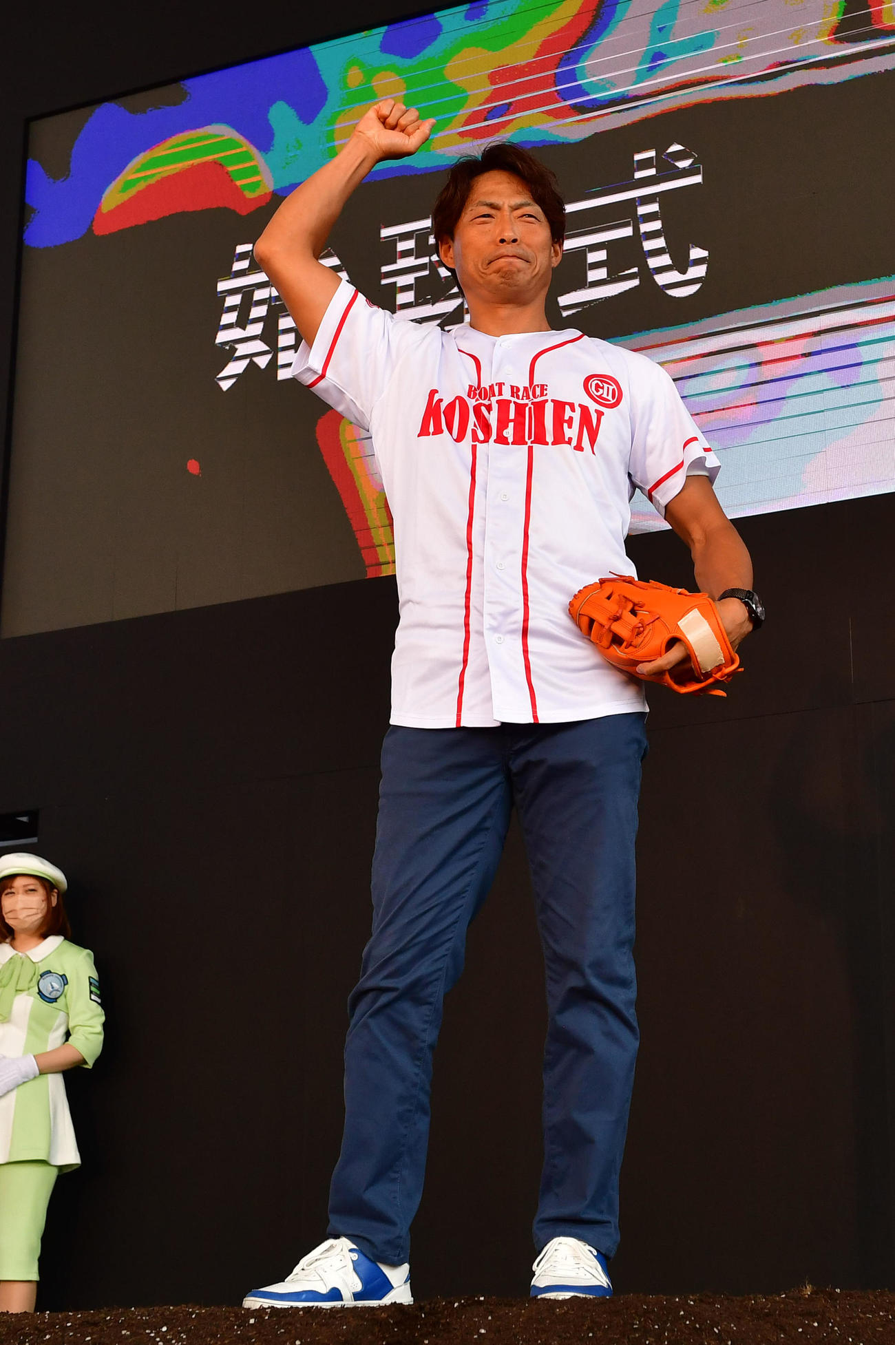 オープニングセレモニーで始球式を行った本紙評論家の桧山進次郎氏（撮影・前岡正明）