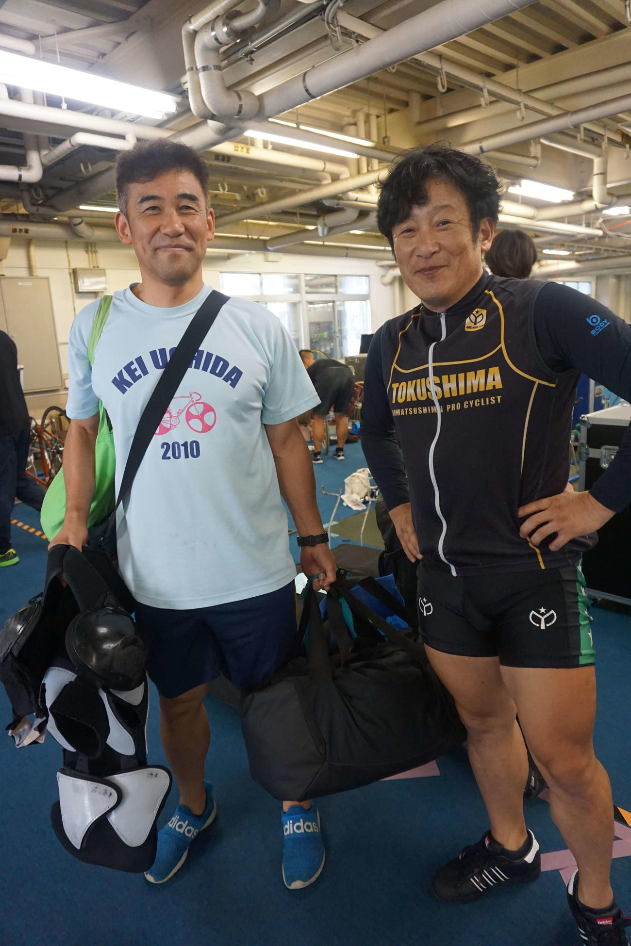 シリーズ最年長の川口秀人(右)が同期の渡辺藤男と健闘を誓い合った