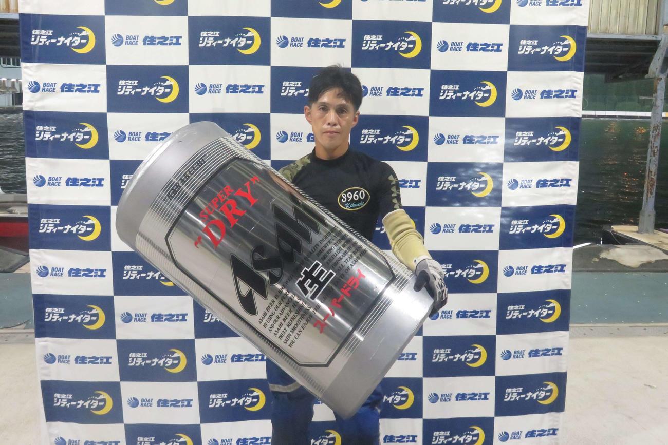 菊地孝平がアサヒビールカップを優勝。巨大なスーパードライのレプリカと記念撮影