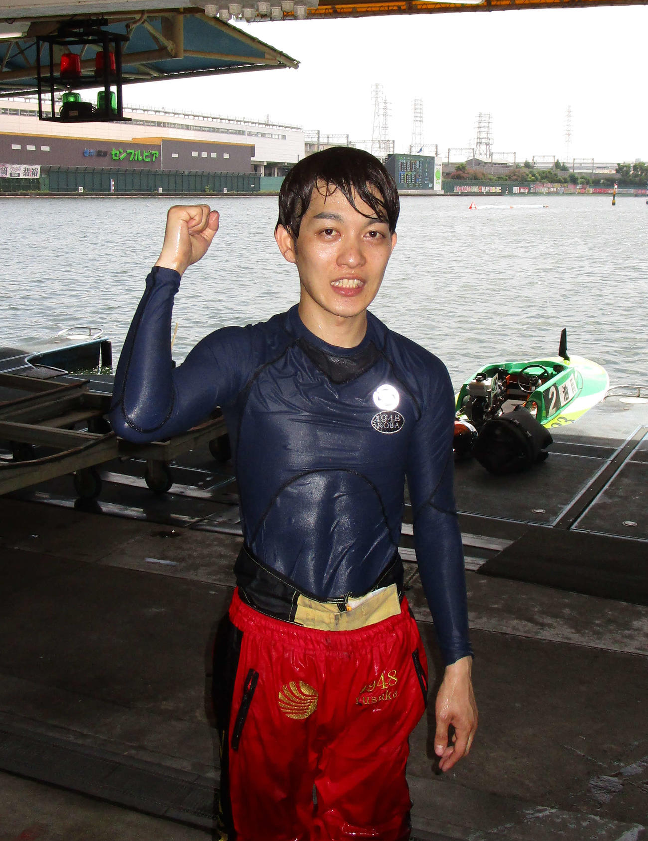特別戦初勝利で水神祭を挙げ、ガッツポーズする木場悠介（撮影・安井雅彦）