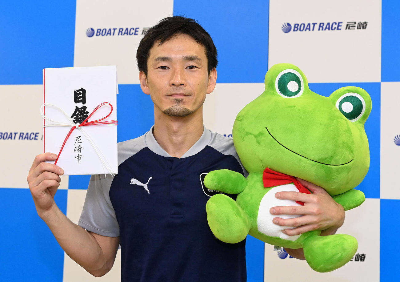 3日目12Rで通算1500勝を達成、表彰を受けた馬場貴也