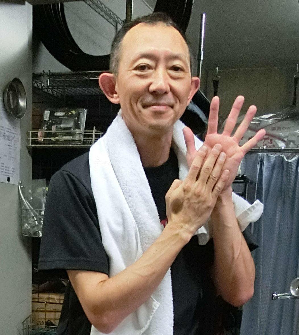 900勝ポーズを取る若井友和（撮影・海老原実）