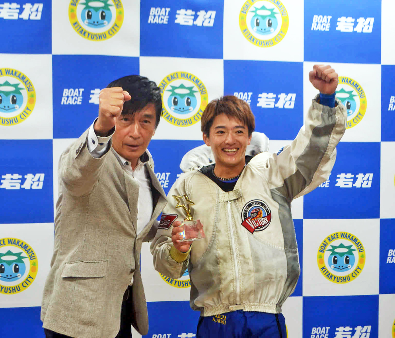イン逃げで今年3度目の優勝を決めた羽野直也は、プレゼンターの福田健次中間市長（左）とともに笑顔でガッツポーズ