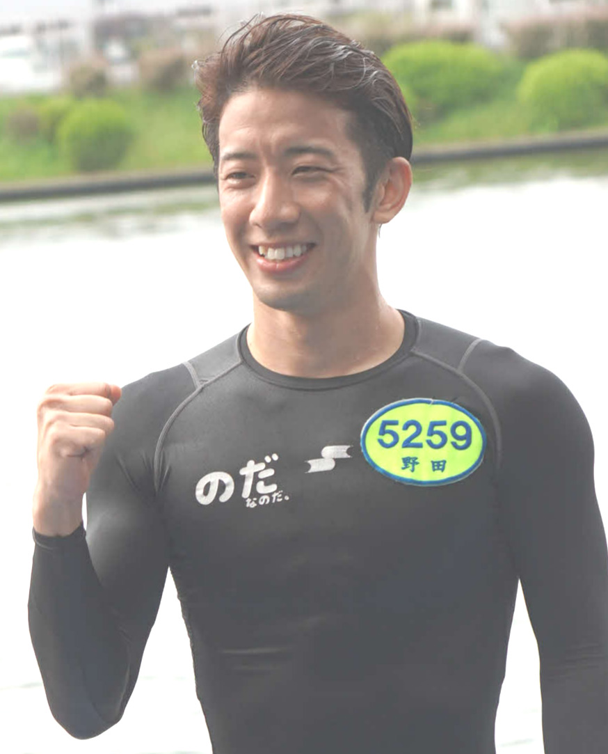 デビュー初勝利を挙げてガッツポーズする野田昇吾