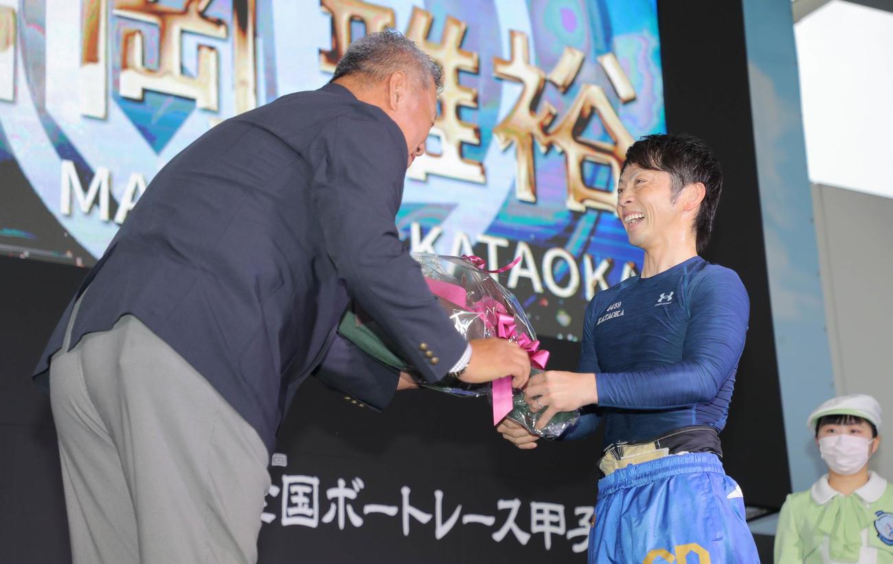 元プロ野球選手・金村義明氏（左）から花束を受けとる片岡雅裕