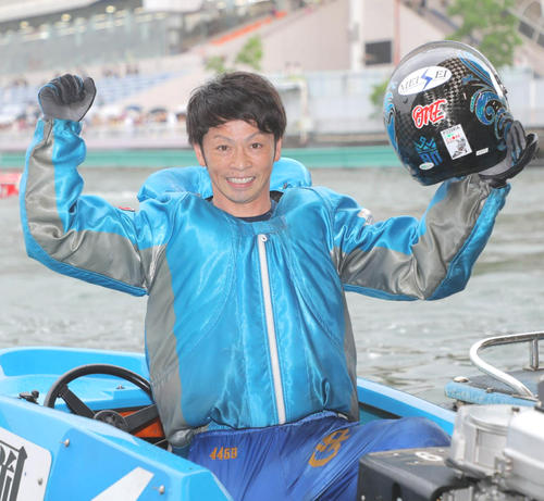 ボートレース甲子園で優勝した片岡雅裕は笑顔でガッツポーズ