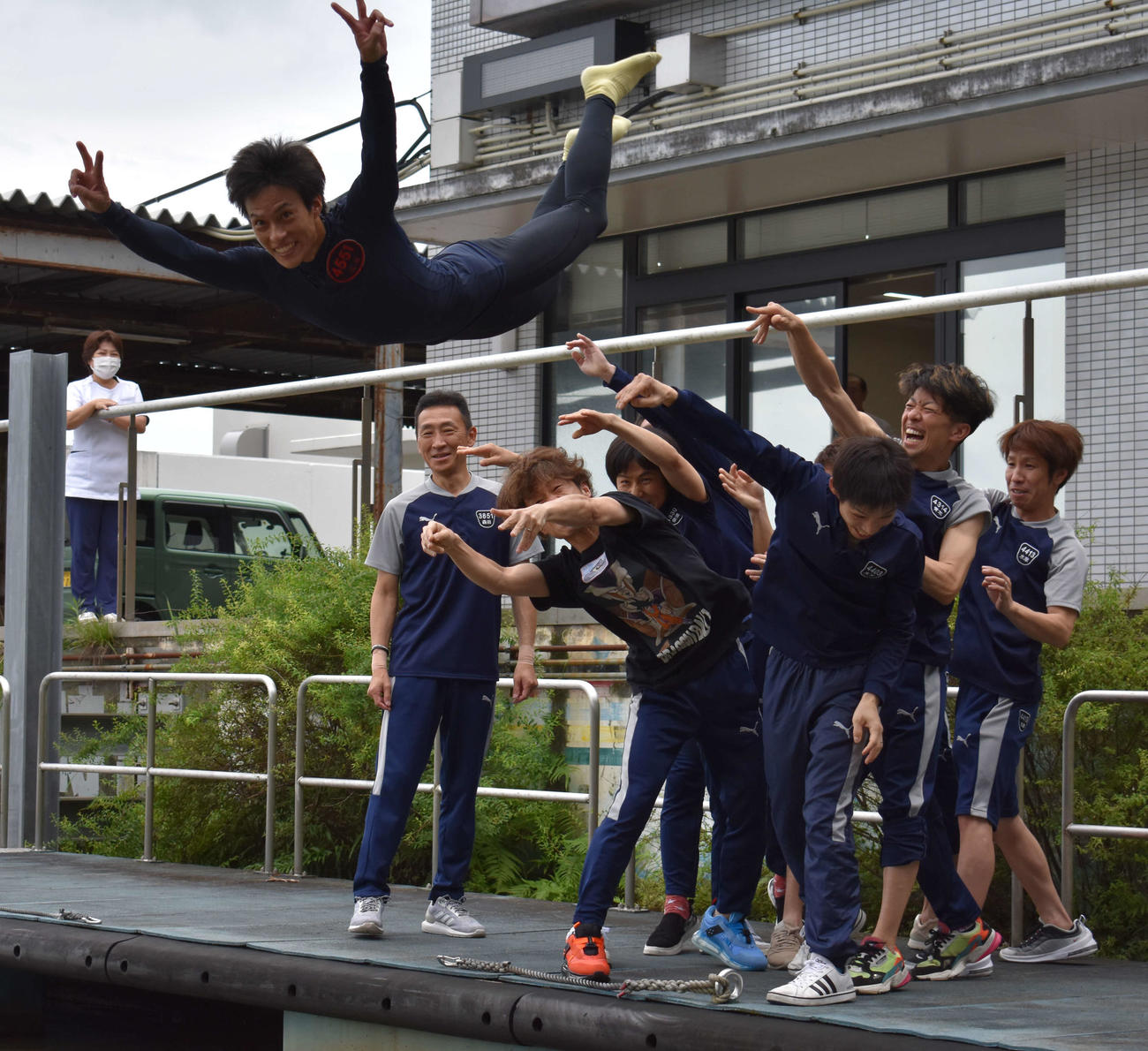 芦屋ボートでデビュー初優勝を飾った三川昂暁が、初優勝の水神祭でVサインのダイブを見せた（撮影・浦田由紀夫）