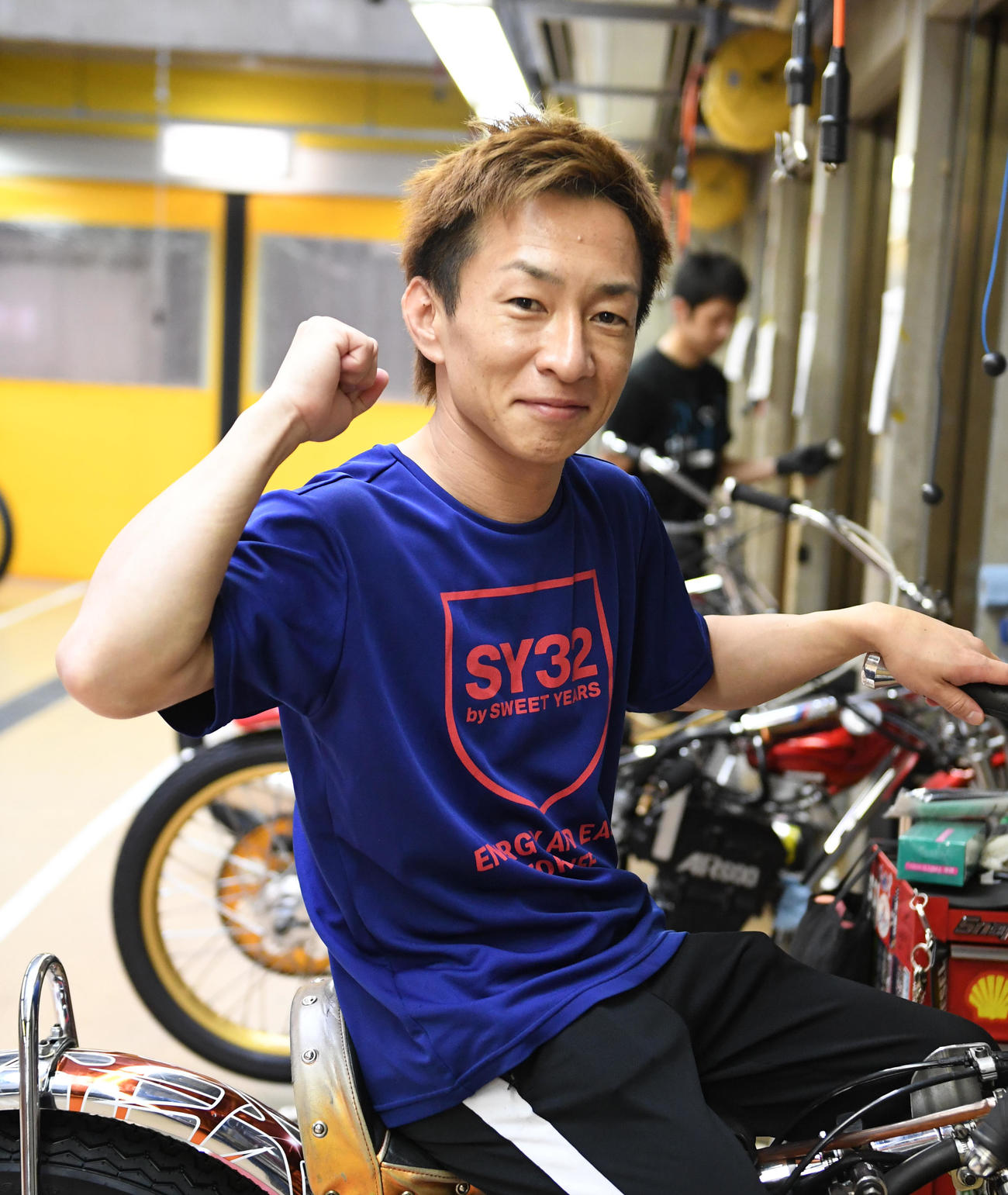 キューポラ杯の前検でガッツポーズする鈴木宏和（撮影・柴田隆二）