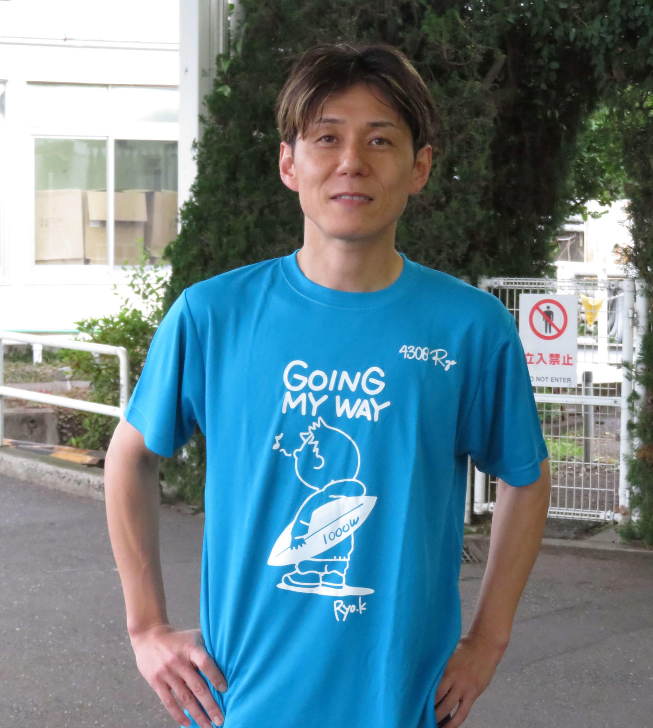 河村了自身がデザインした1000勝Tシャツを着て水神祭に臨む