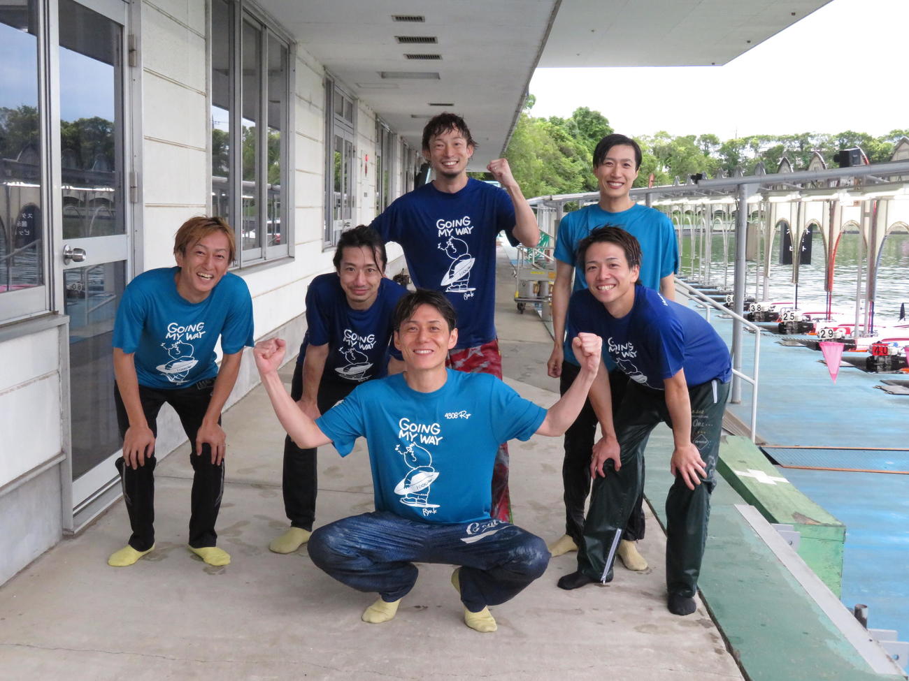 水神祭後ずぶ濡れになった愛知支部の選手と記念撮影する河村了（中央手前）
