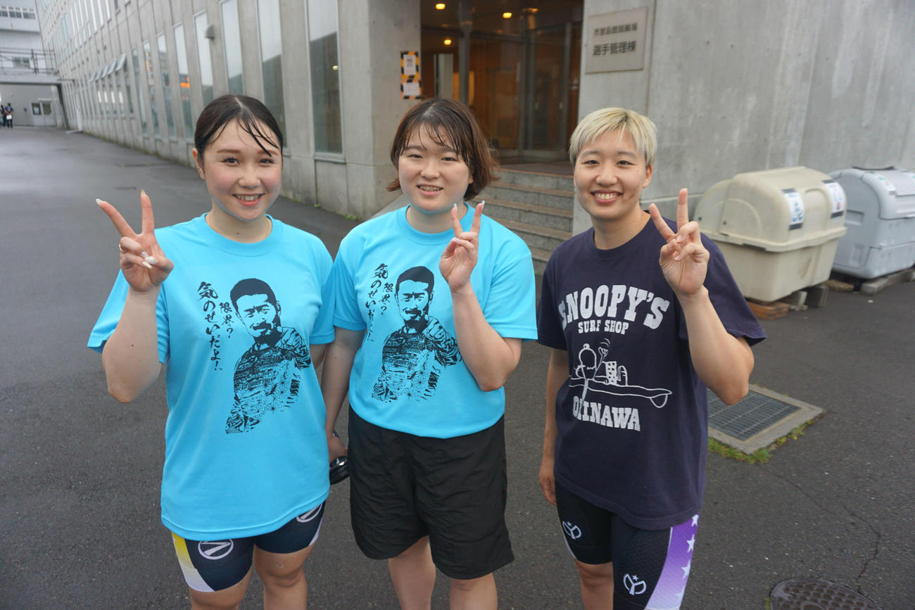 杉浦菜留(左)は野心が芽生え始めた（中が同期の尾方真生、右が岡本二菜）