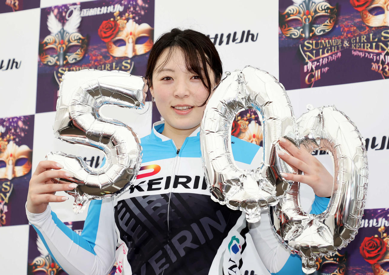 函館3R、L予選1着で通算500勝を達成し笑顔を見せる児玉碧衣（撮影・鈴木正人）