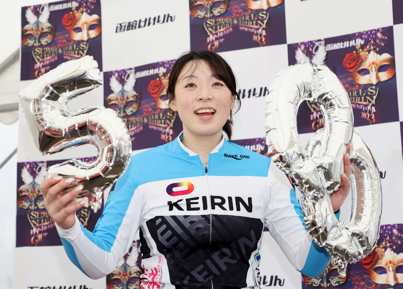 函館3R、L予選1着で通算500勝を達成し笑顔を見せる児玉碧衣（撮影・鈴木正人）