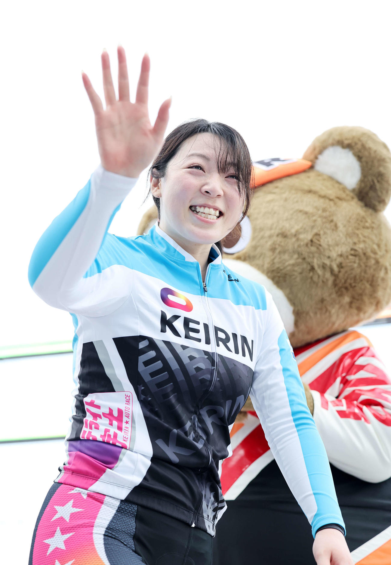 ファンに笑顔で手を振る児玉碧衣（撮影・鈴木正人）