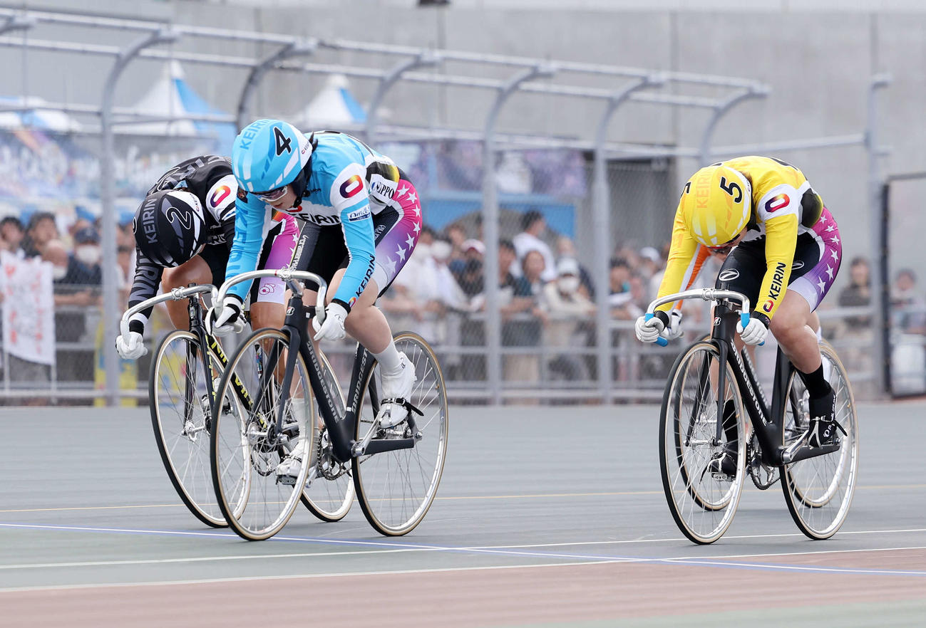 函館3R、L予選で1着の児玉碧衣（中央）（撮影・鈴木正人）