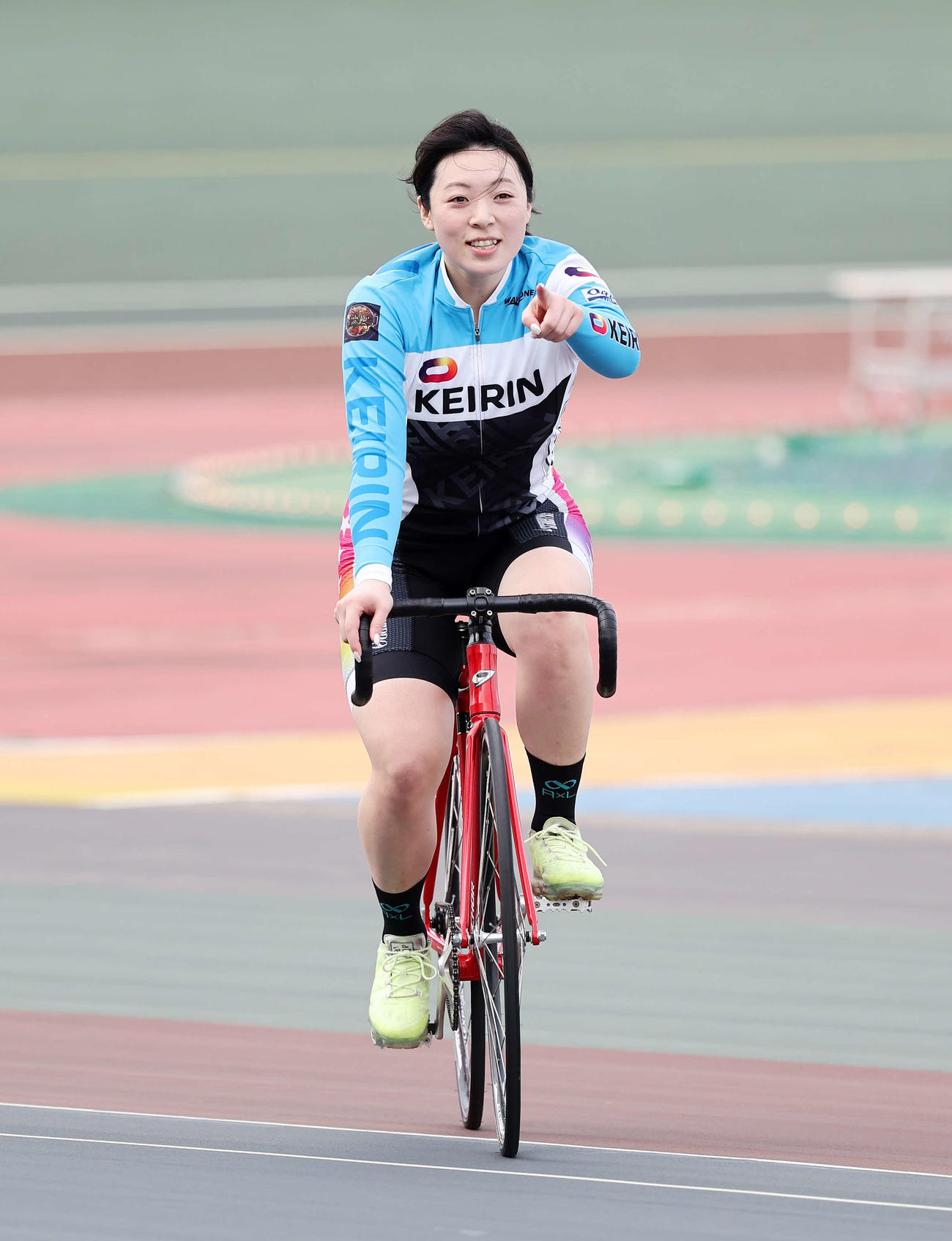 函館3R、L予選で1着になり、ファンのもとに向かう児玉碧衣（撮影・鈴木正人）