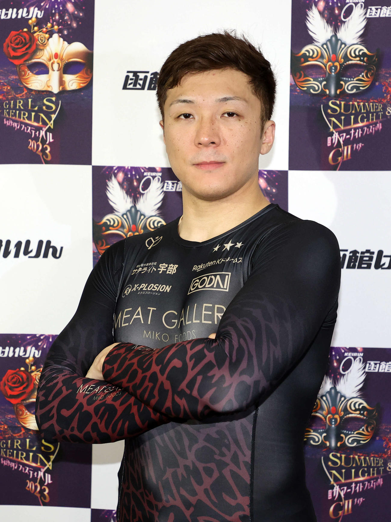 腕組みする佐々木悠葵（撮影・鈴木正人）