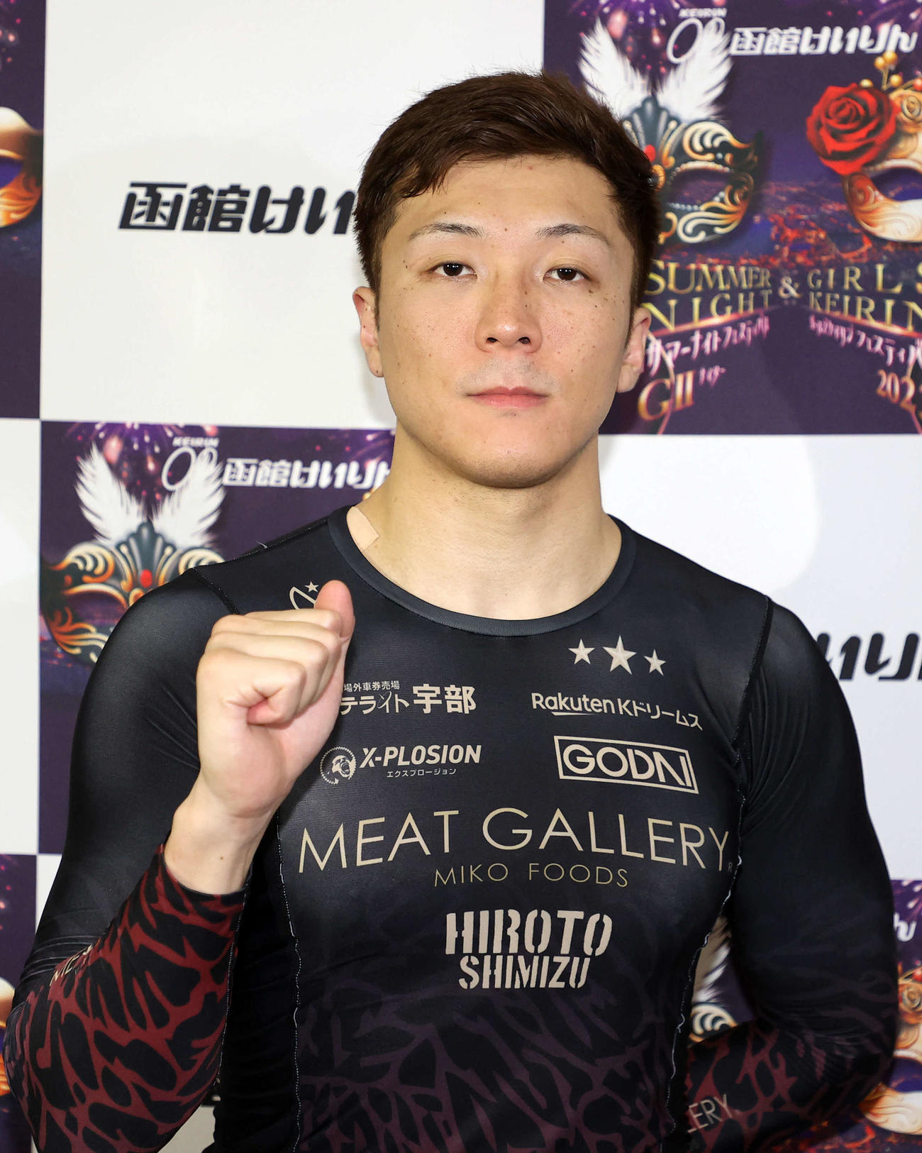 ガッツポーズする佐々木悠葵（撮影・鈴木正人）