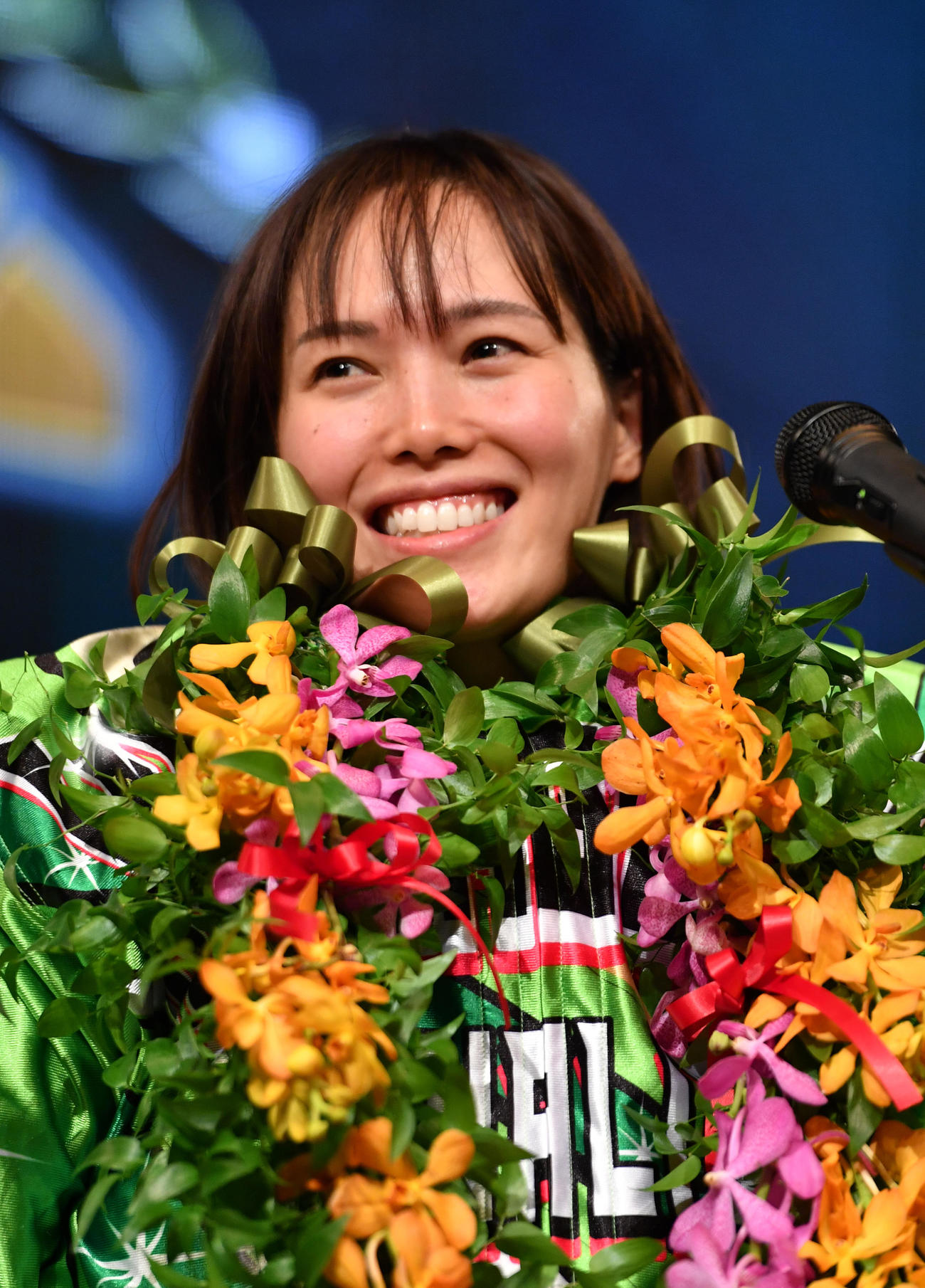 キューポラ杯で優勝し表彰式で笑顔を見せる佐藤摩弥（撮影・柴田隆二）