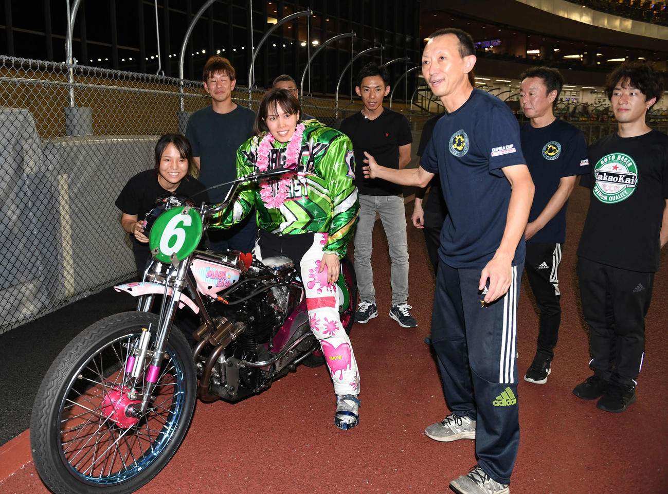 キューポラ杯で優勝した佐藤摩弥は若井友和（右手前）ら仲間から祝福される（撮影・柴田隆二）